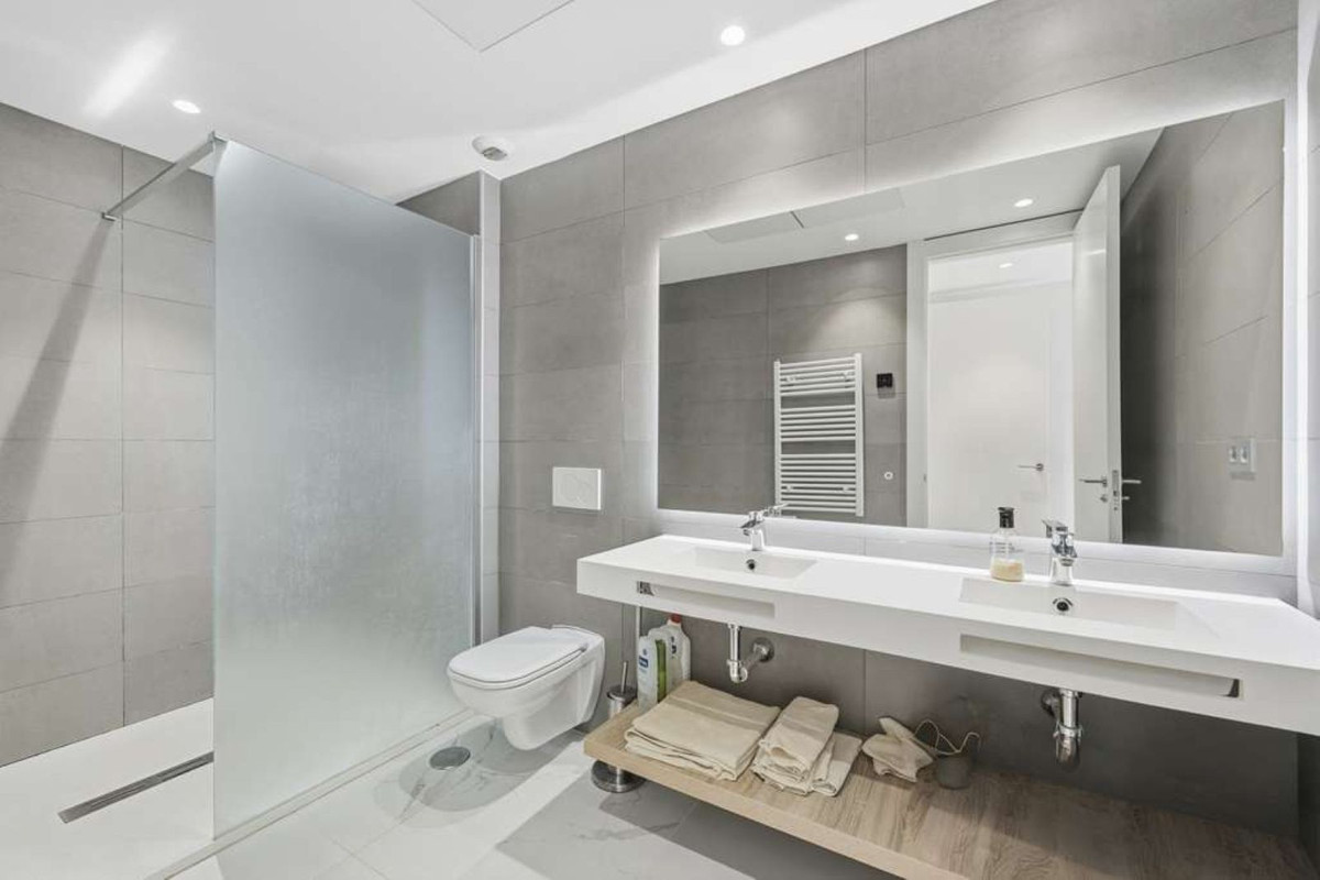 2 Bedroom Apartment for Sale in Estepona — view 10