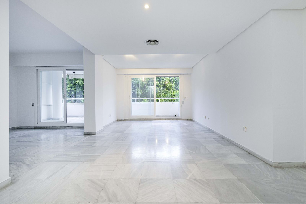 3 Bedroom Apartment for Sale in Marbella — view 10