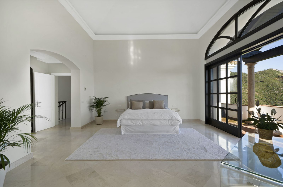 5 Bedroom Villa for Sale in Benahavís — 5