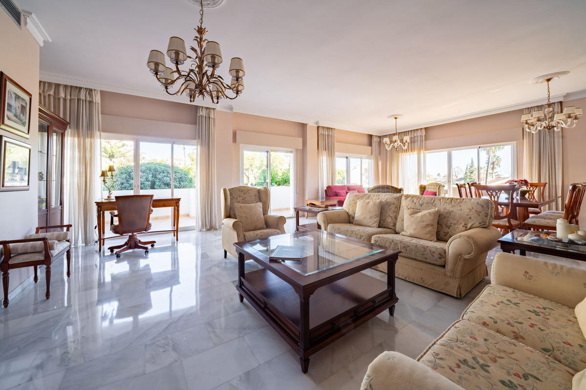 3 Bedroom Apartment for Sale in Nueva Andalucía — 4