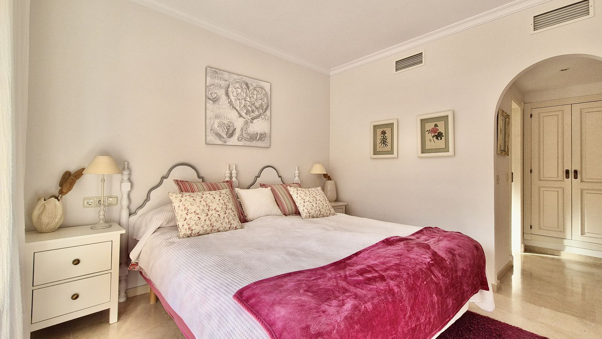 2 Bedroom Apartment for Sale in Nueva Andalucía — 4