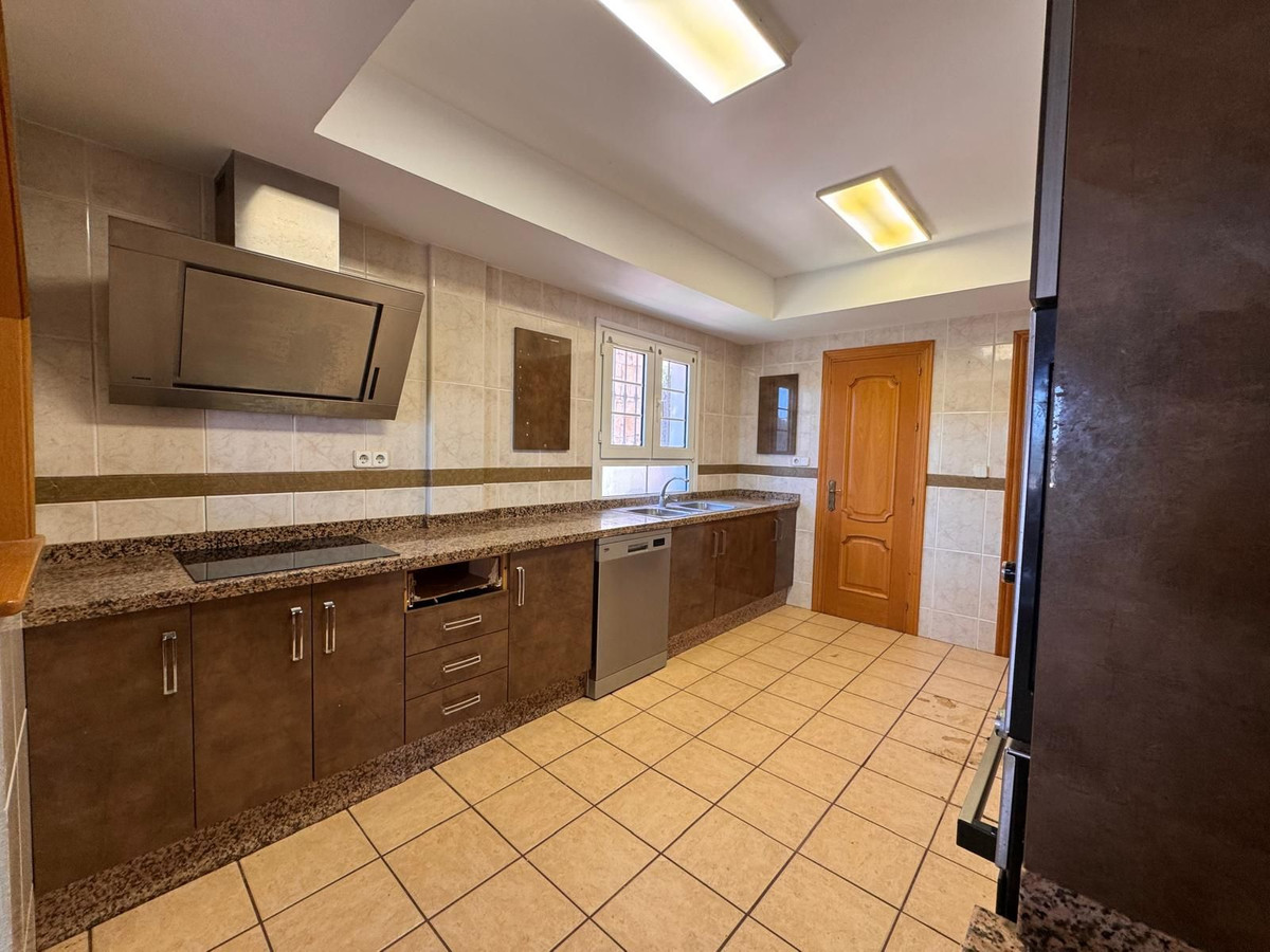 4 Bedroom Villa for Sale in Estepona — 3