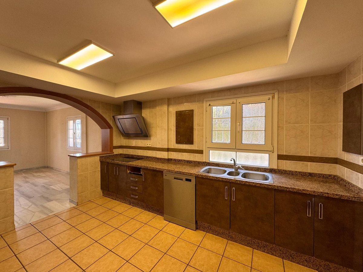 4 Bedroom Villa for Sale in Estepona — 4