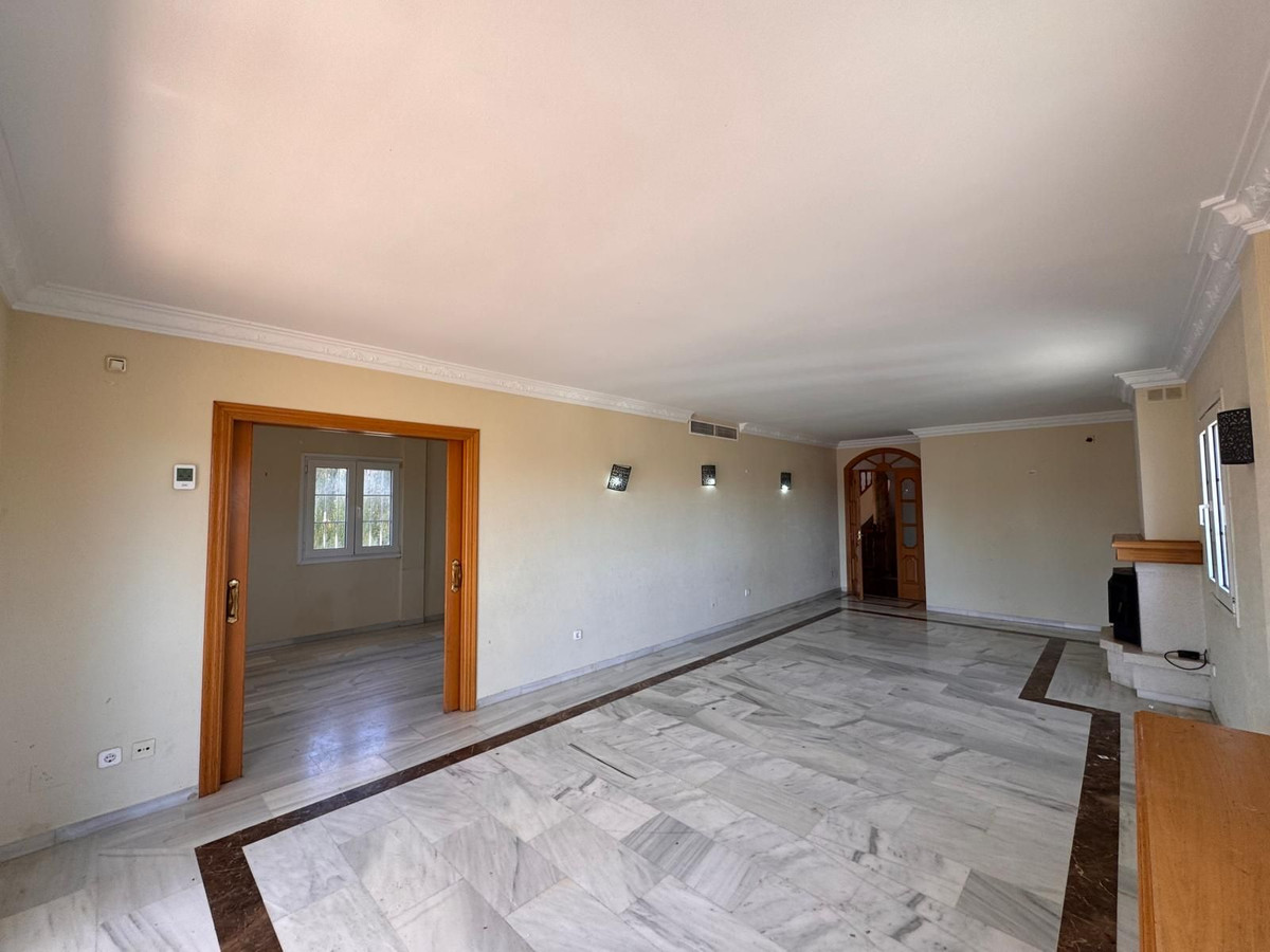 4 Bedroom Villa for Sale in Estepona — 6