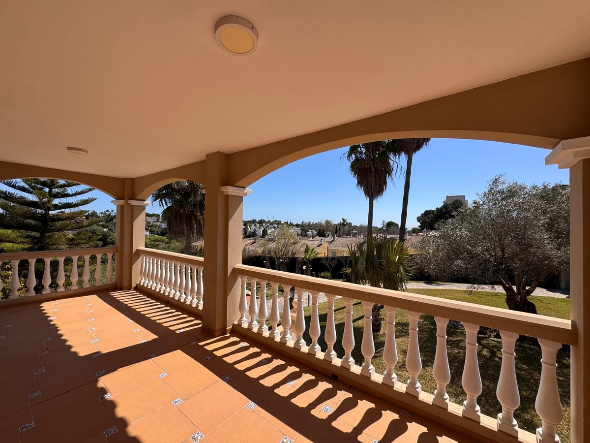 4 Bedroom Villa for Sale in Estepona — 8