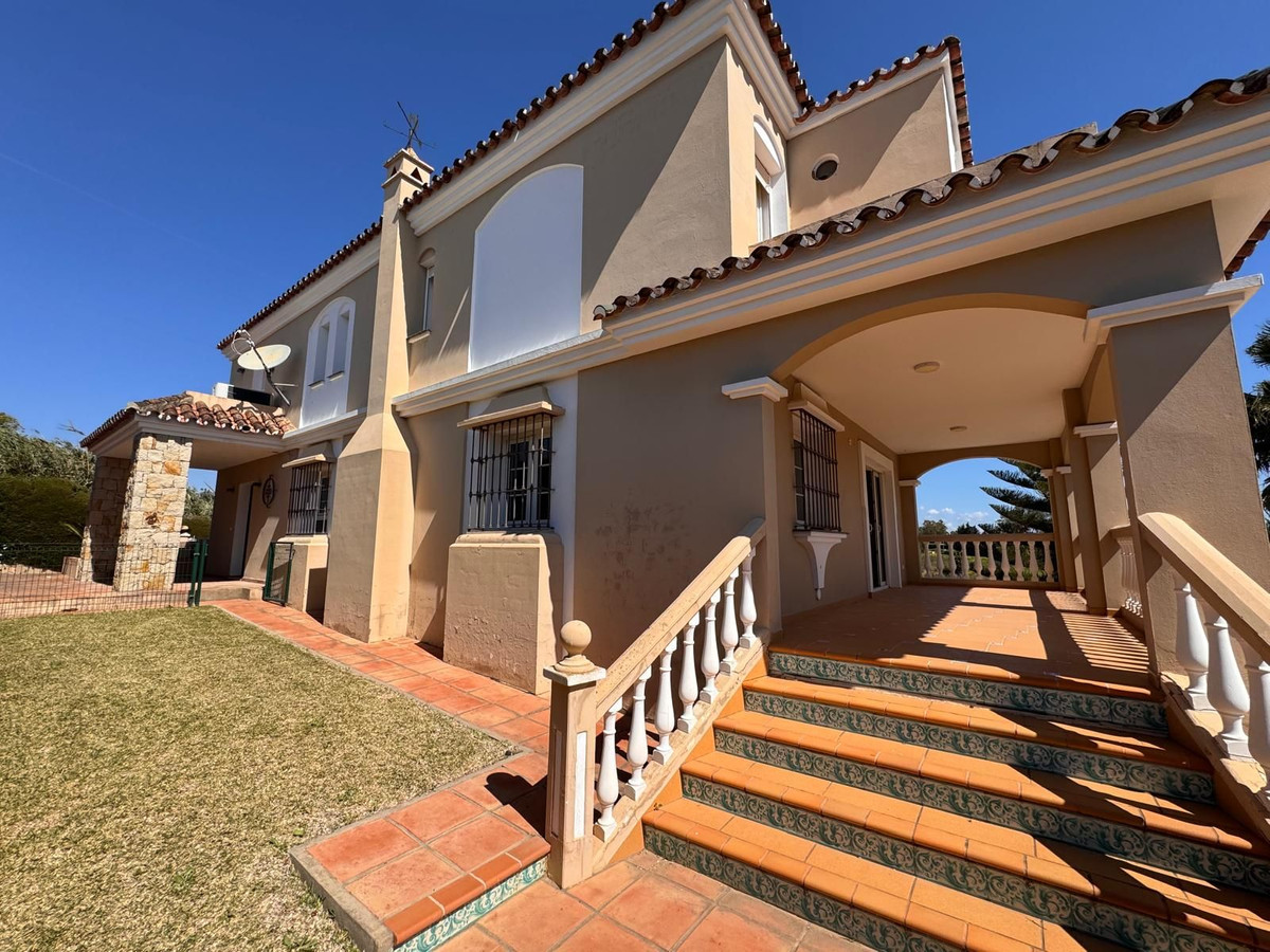 4 Bedroom Villa for Sale in Estepona — 9