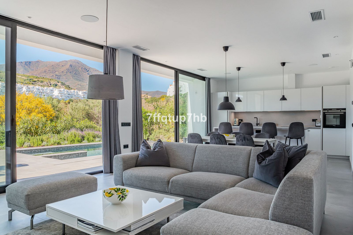 3 Bedroom Villa for Sale in Estepona — 9