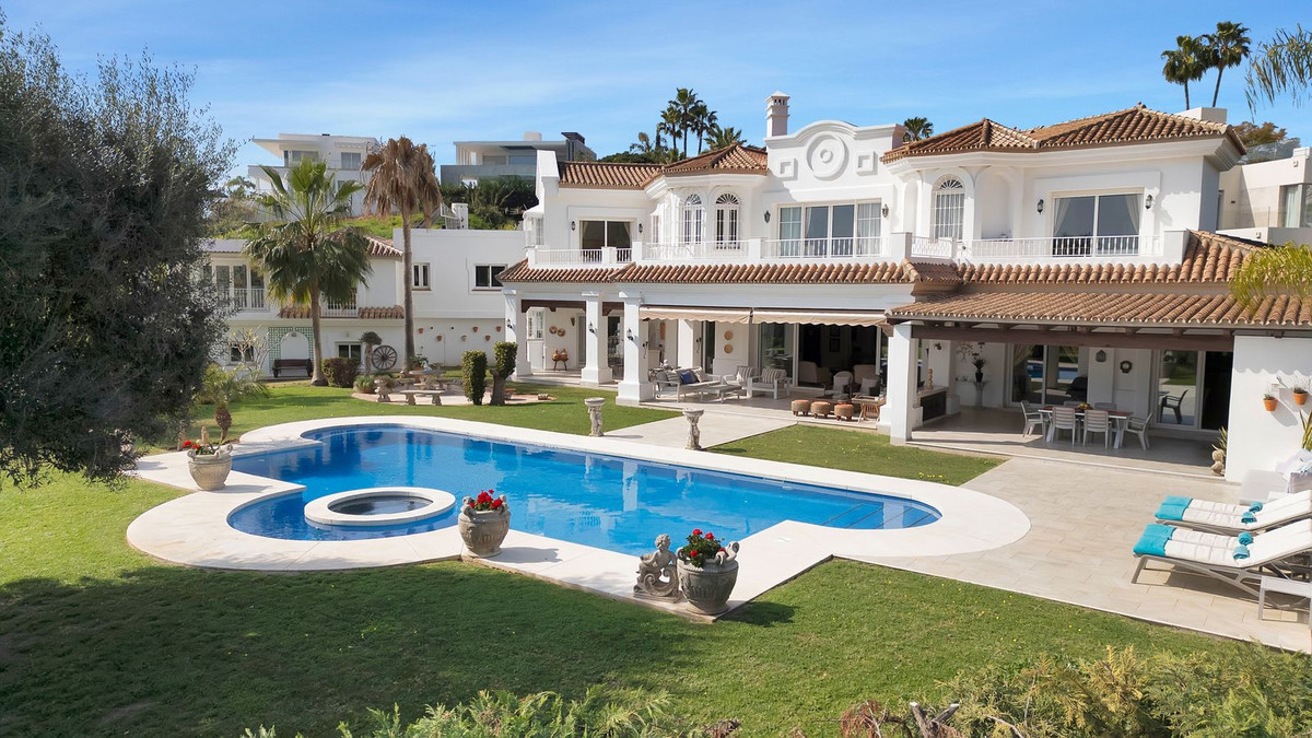 7 Bedroom Villa for Sale in Nueva Andalucía