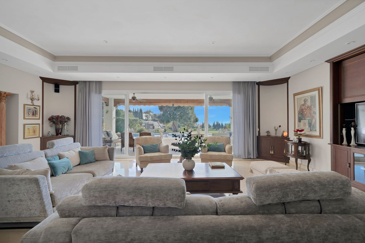 7 Bedroom Villa for Sale in Nueva Andalucía — 4