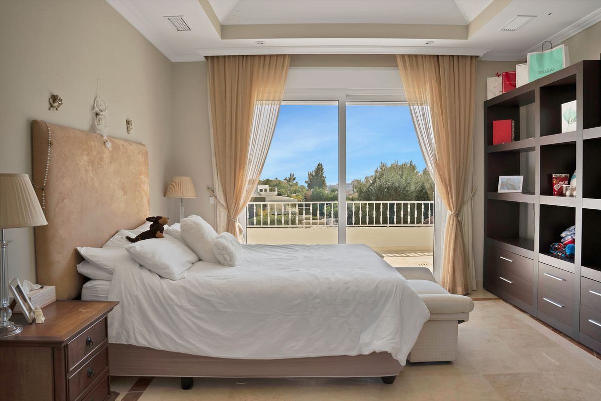 7 Bedroom Villa for Sale in Nueva Andalucía — 5