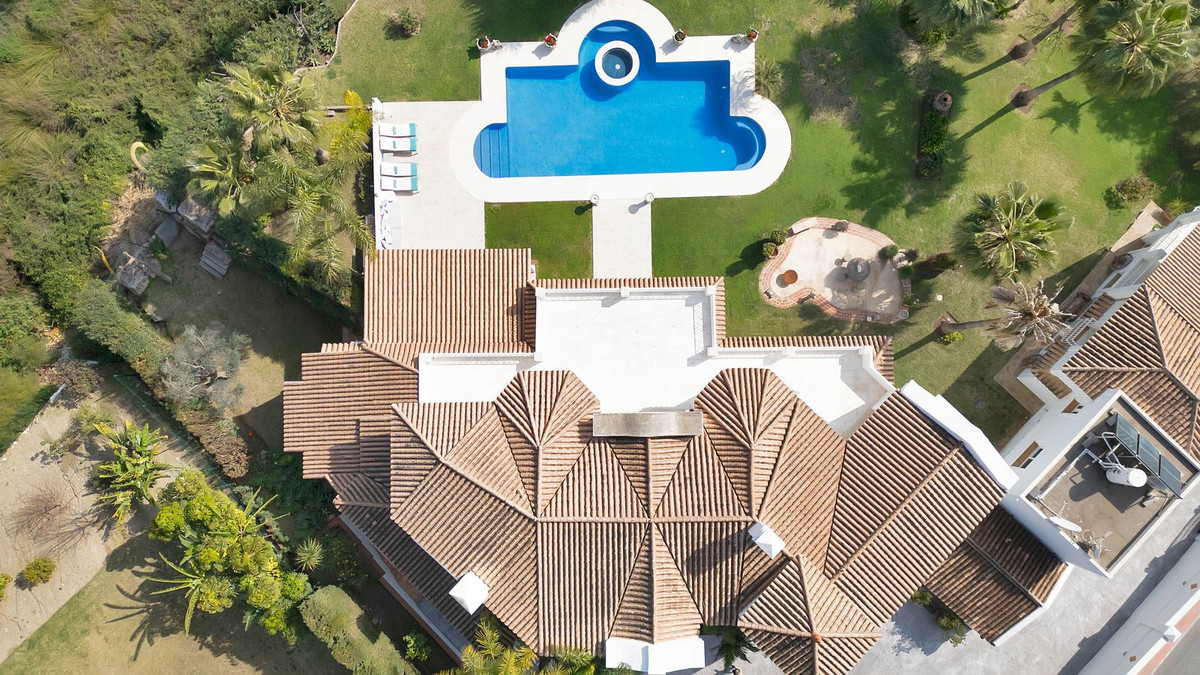 7 Bedroom Villa for Sale in Nueva Andalucía — 7