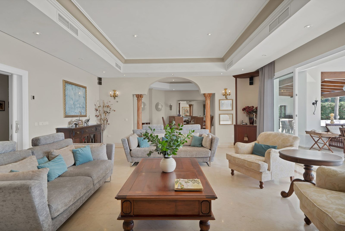 7 Bedroom Villa for Sale in Nueva Andalucía — 8