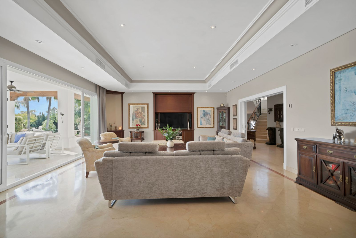 7 Bedroom Villa for Sale in Nueva Andalucía — view 10