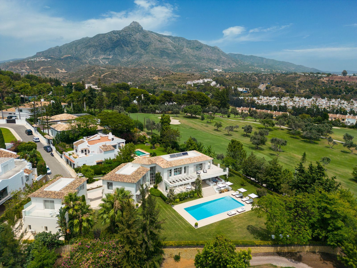 6 Bedroom Villa for Sale in Nueva Andalucía