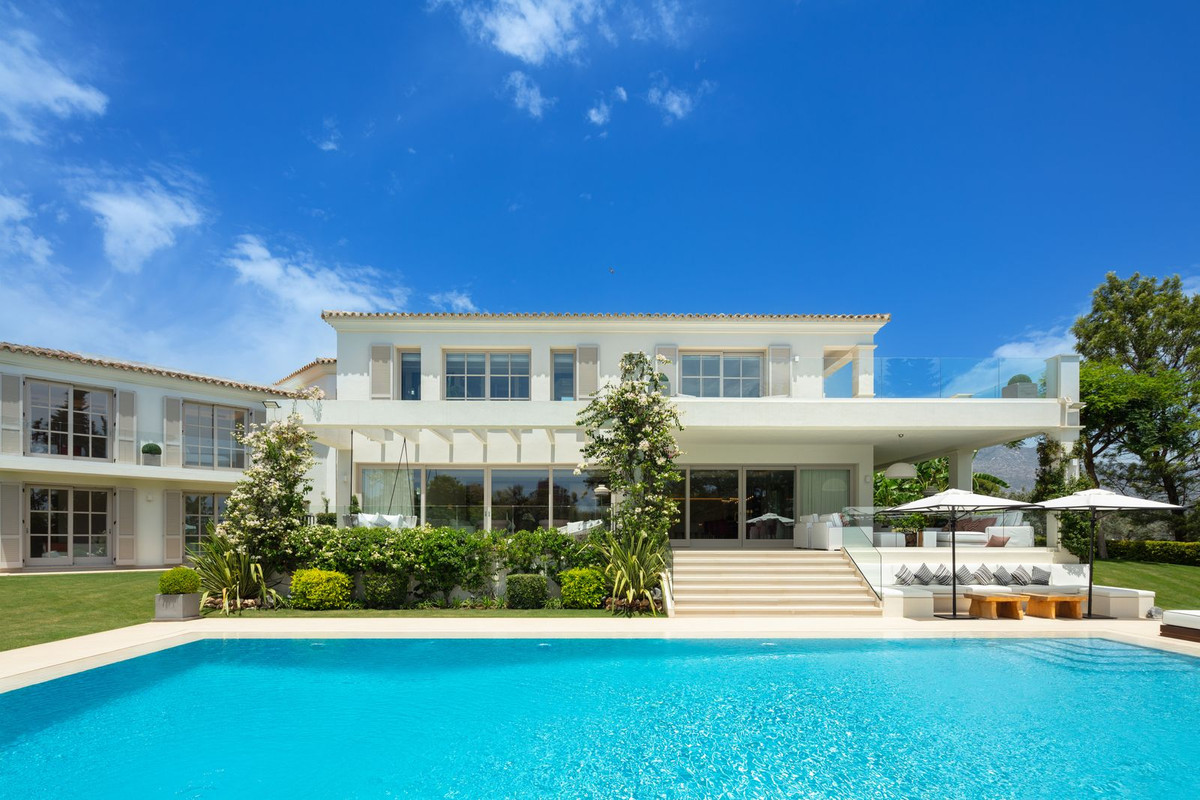 6 Bedroom Villa for Sale in Nueva Andalucía — 2
