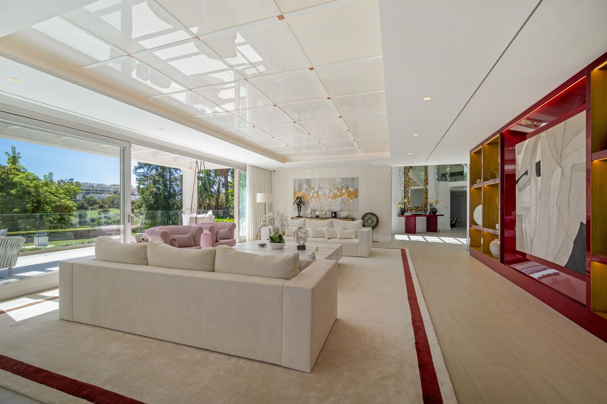 6 Bedroom Villa for Sale in Nueva Andalucía — 6