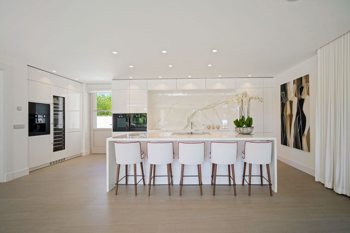 6 Bedroom Villa for Sale in Nueva Andalucía — 8