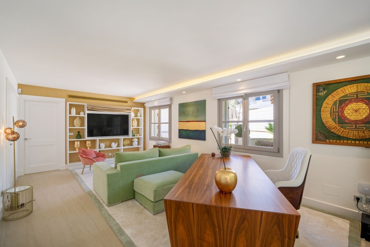 6 Bedroom Villa for Sale in Nueva Andalucía — view 10