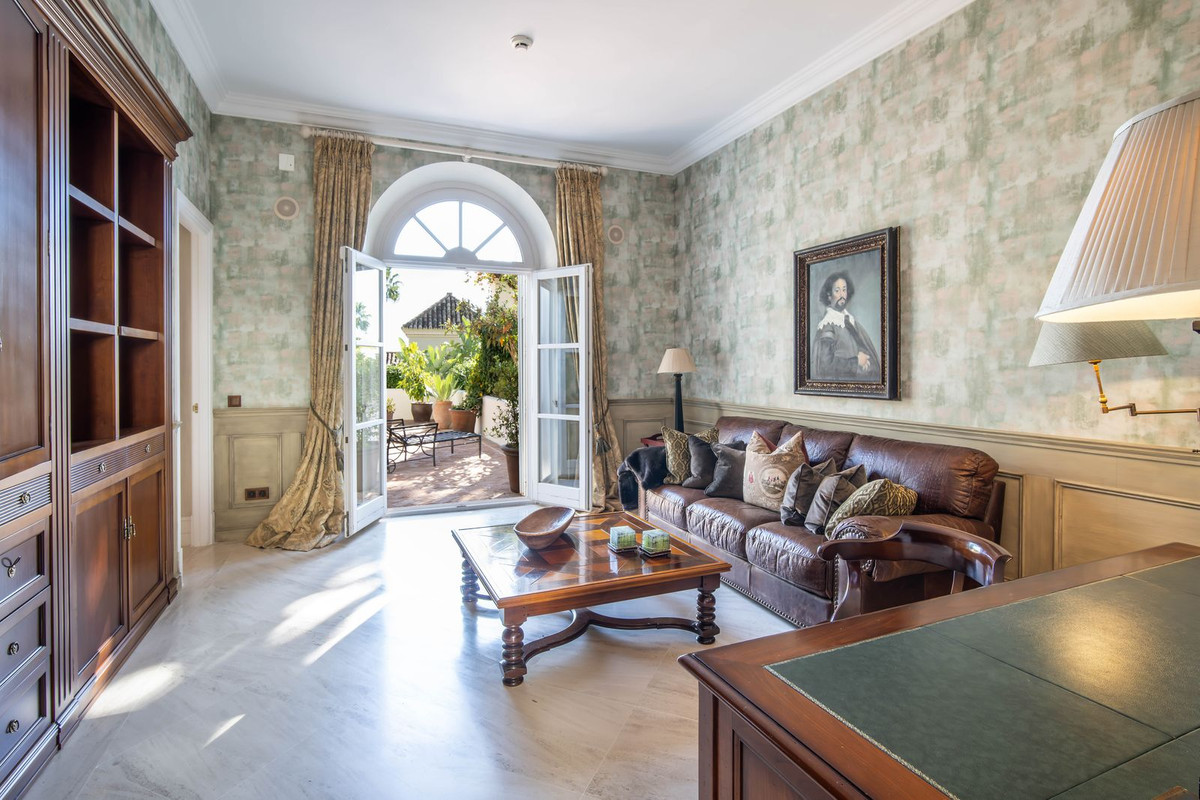 5 Bedroom Villa for Sale in Marbella — view 10