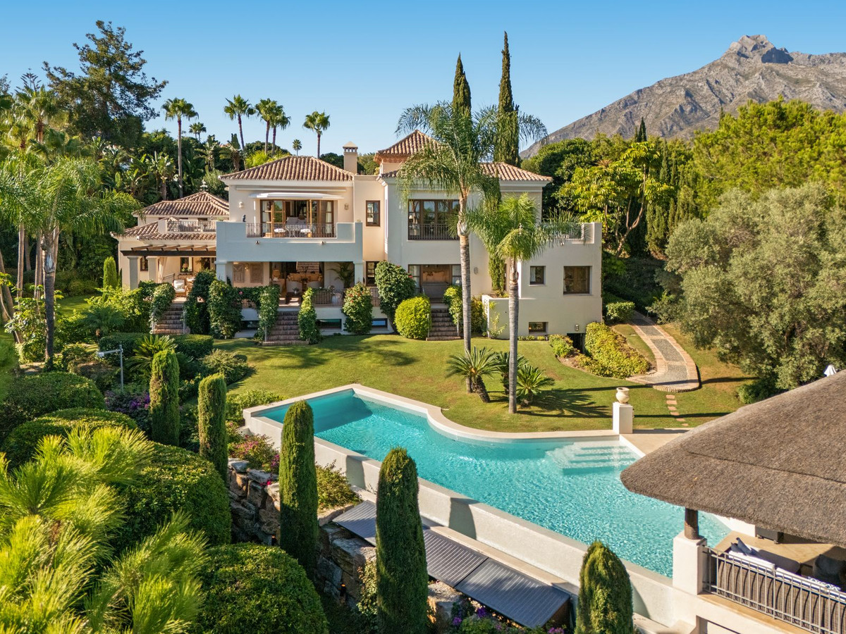 6 Bedroom Villa for Sale in The Golden Mile