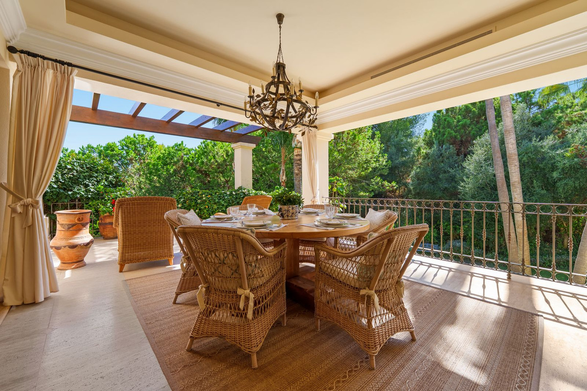 6 Bedroom Villa for Sale in The Golden Mile — 6