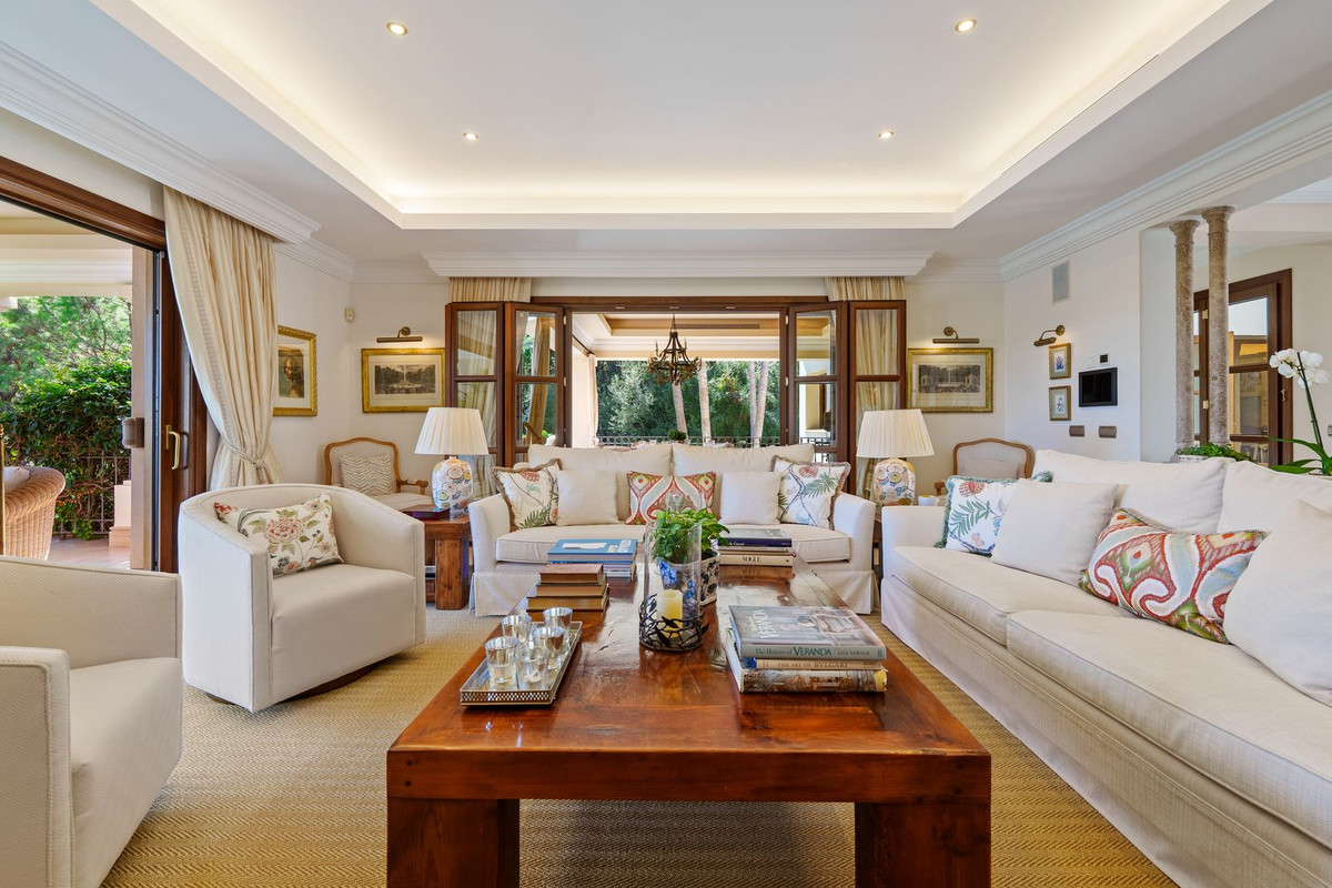 6 Bedroom Villa for Sale in The Golden Mile — 8
