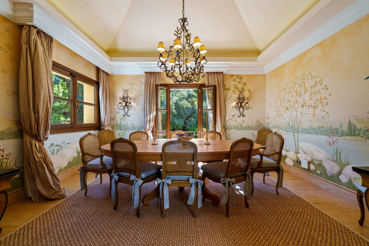 6 Bedroom Villa for Sale in The Golden Mile — view 10