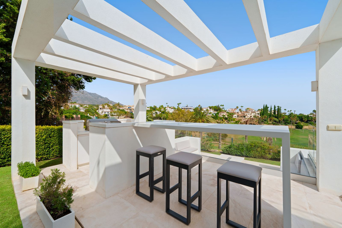 5 Bedroom Villa for Sale in Nueva Andalucía — 5