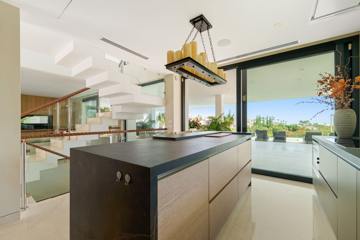 5 Bedroom Villa for Sale in Nueva Andalucía — view 10