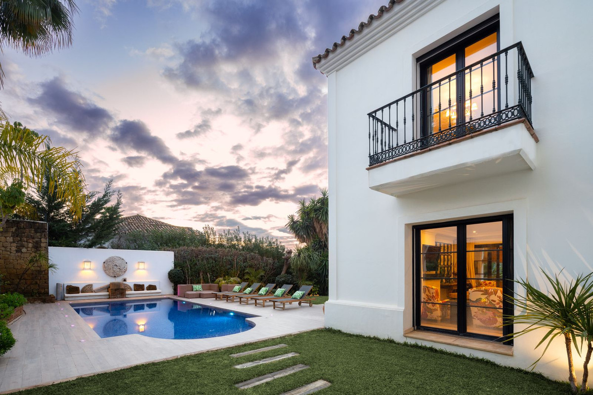 4 Bedroom Villa for Sale in Benahavís — 2