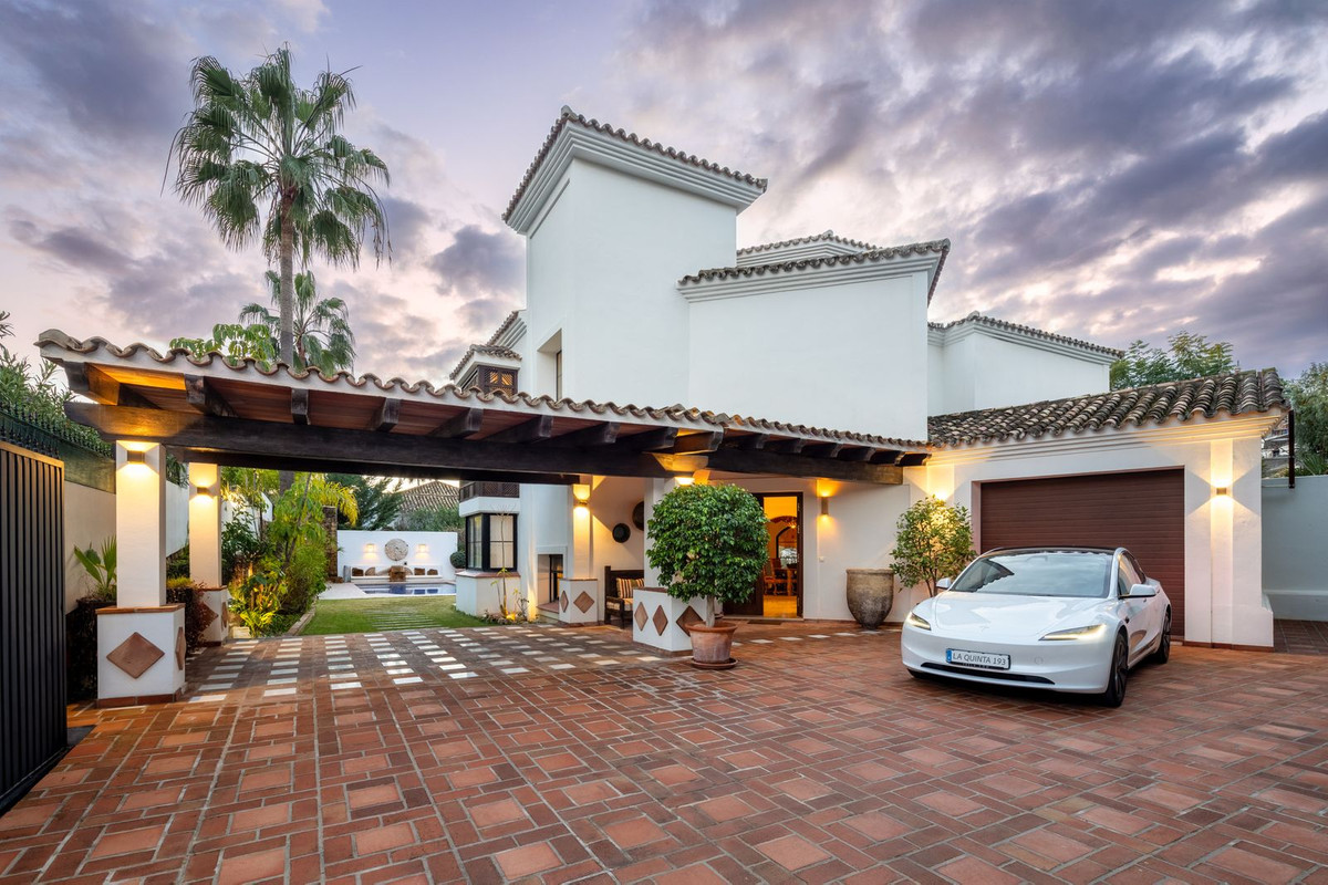 4 Bedroom Villa for Sale in Benahavís — 3