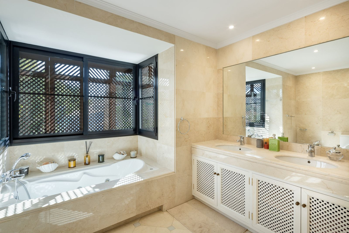 4 Bedroom Villa for Sale in Benahavís — 8