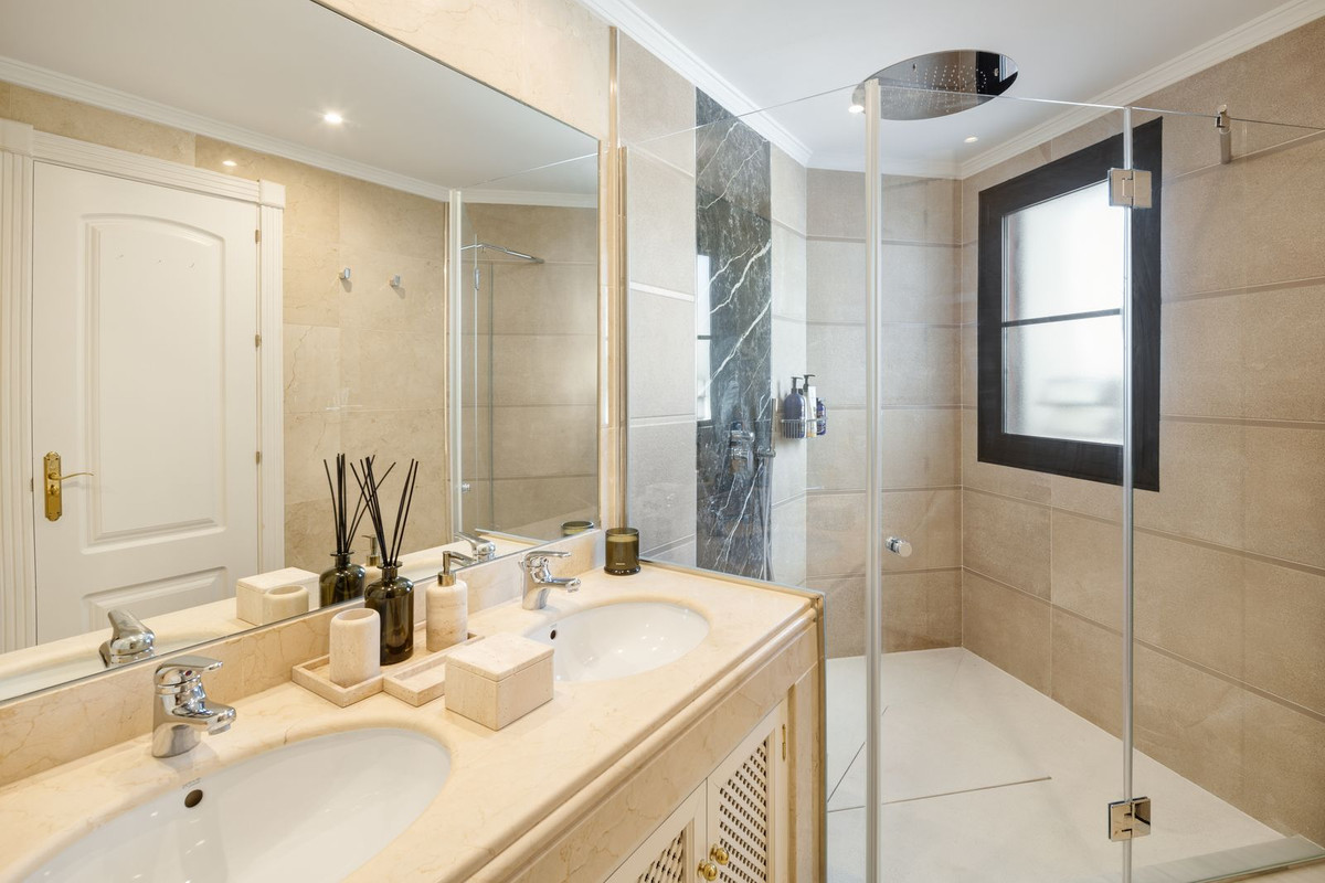 4 Bedroom Villa for Sale in Benahavís — view 10