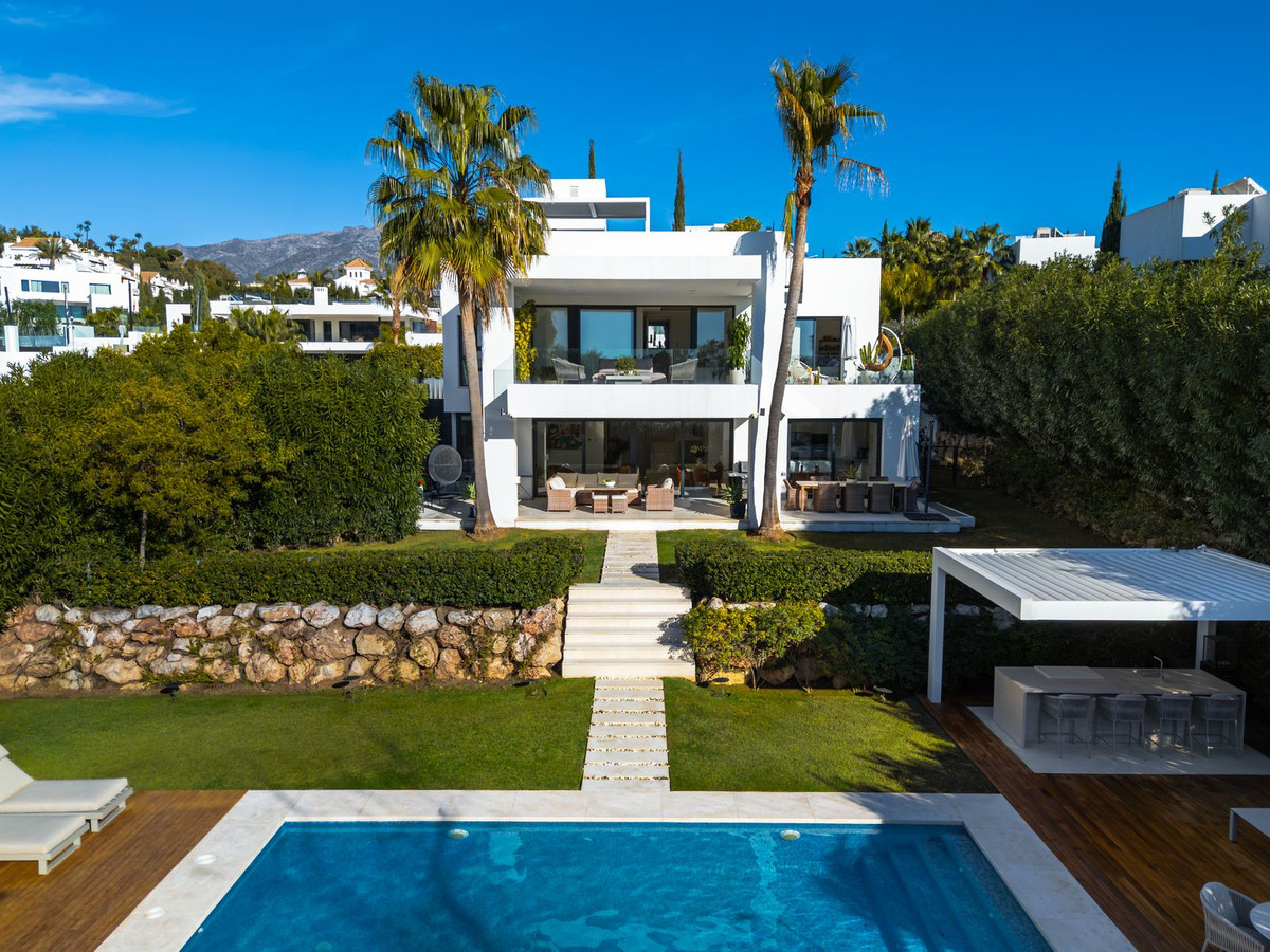 6 Bedroom Villa for Sale in Nueva Andalucía