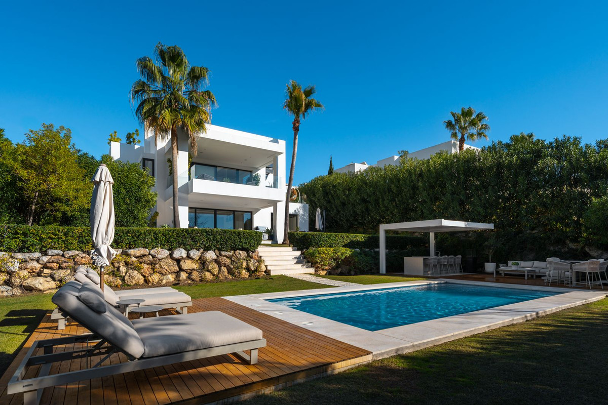 6 Bedroom Villa for Sale in Nueva Andalucía — 2