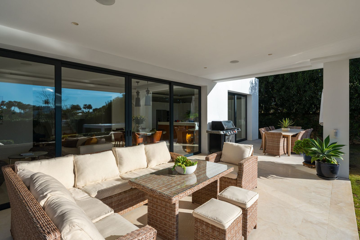 6 Bedroom Villa for Sale in Nueva Andalucía — 3