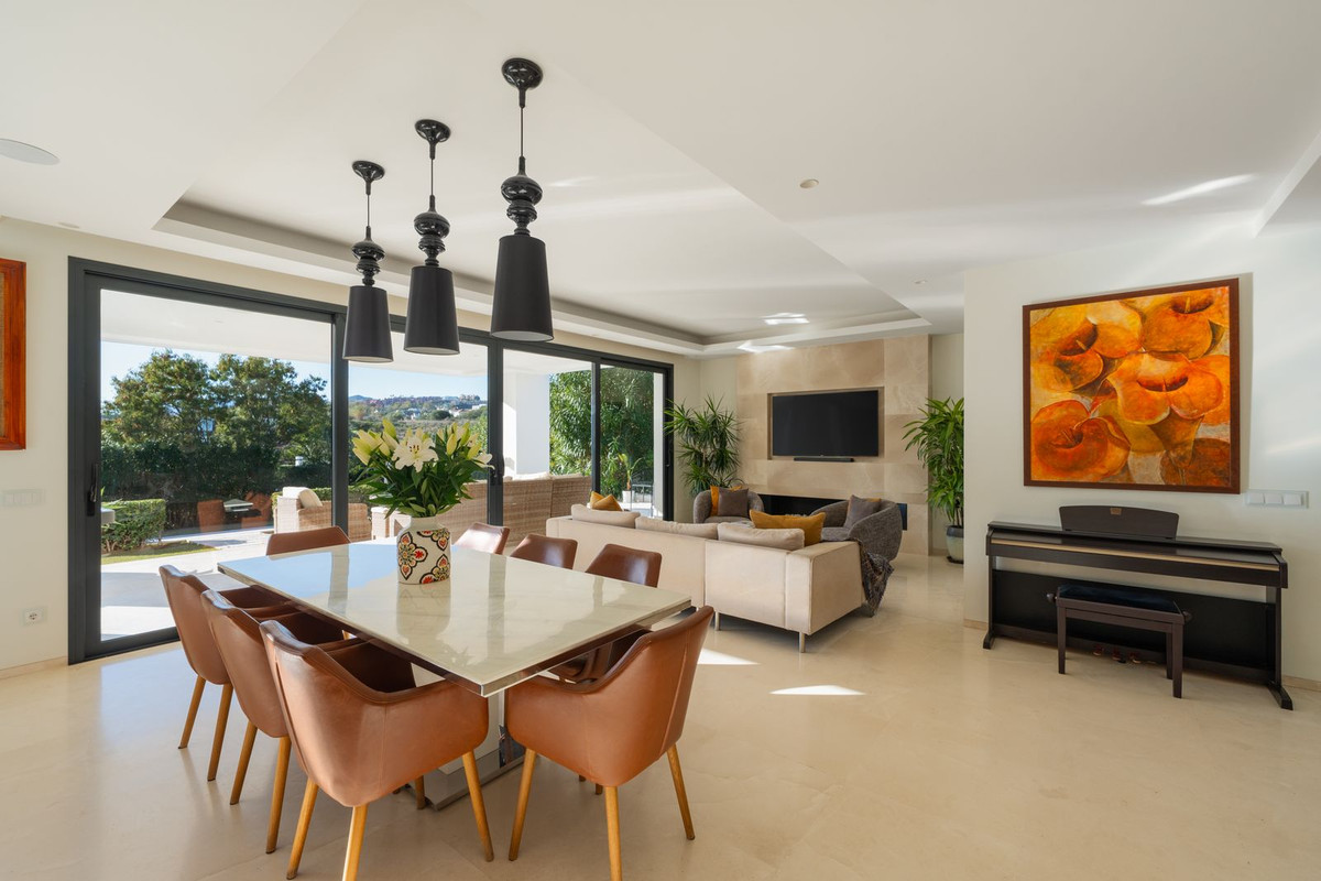 6 Bedroom Villa for Sale in Nueva Andalucía — 4