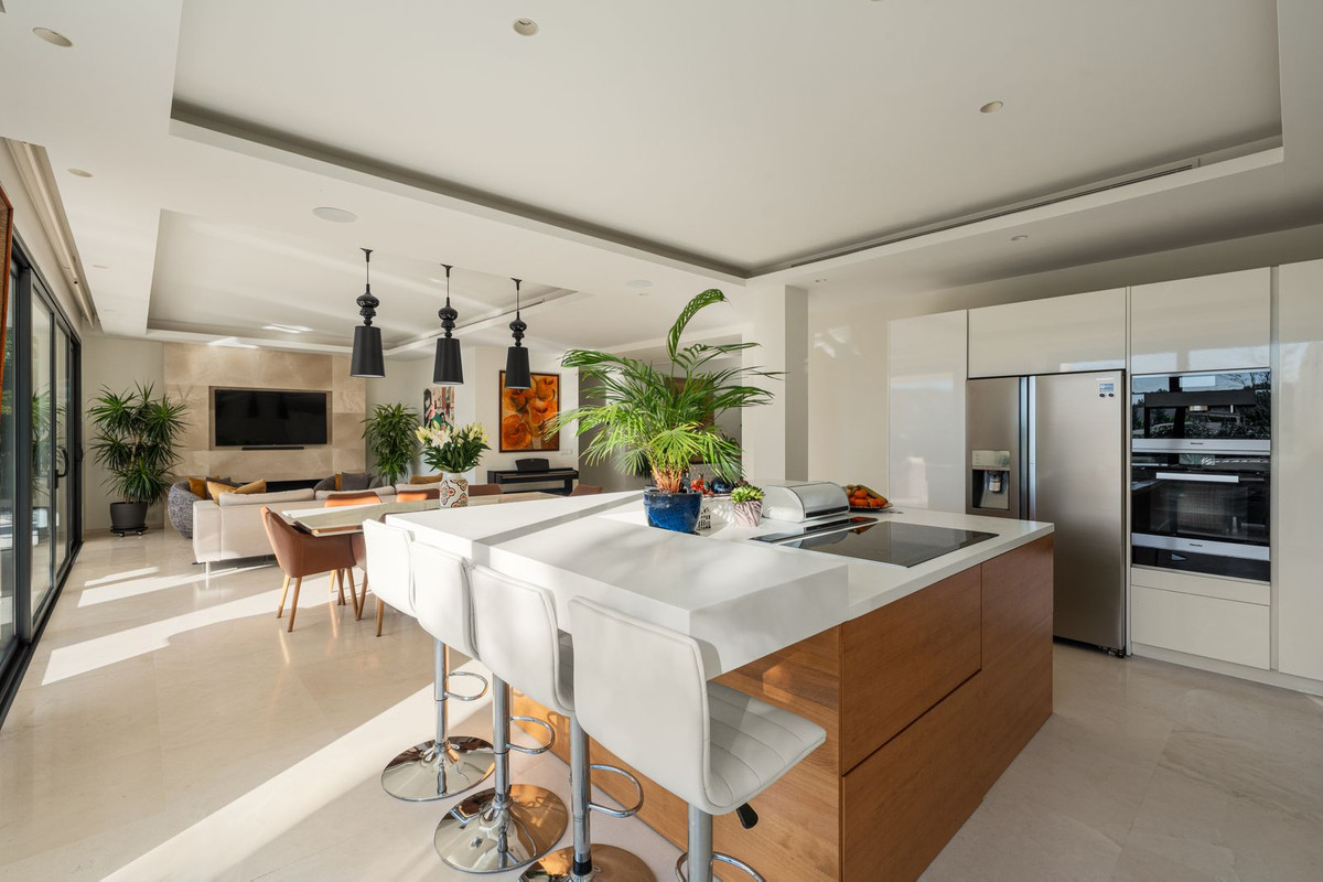 6 Bedroom Villa for Sale in Nueva Andalucía — 6