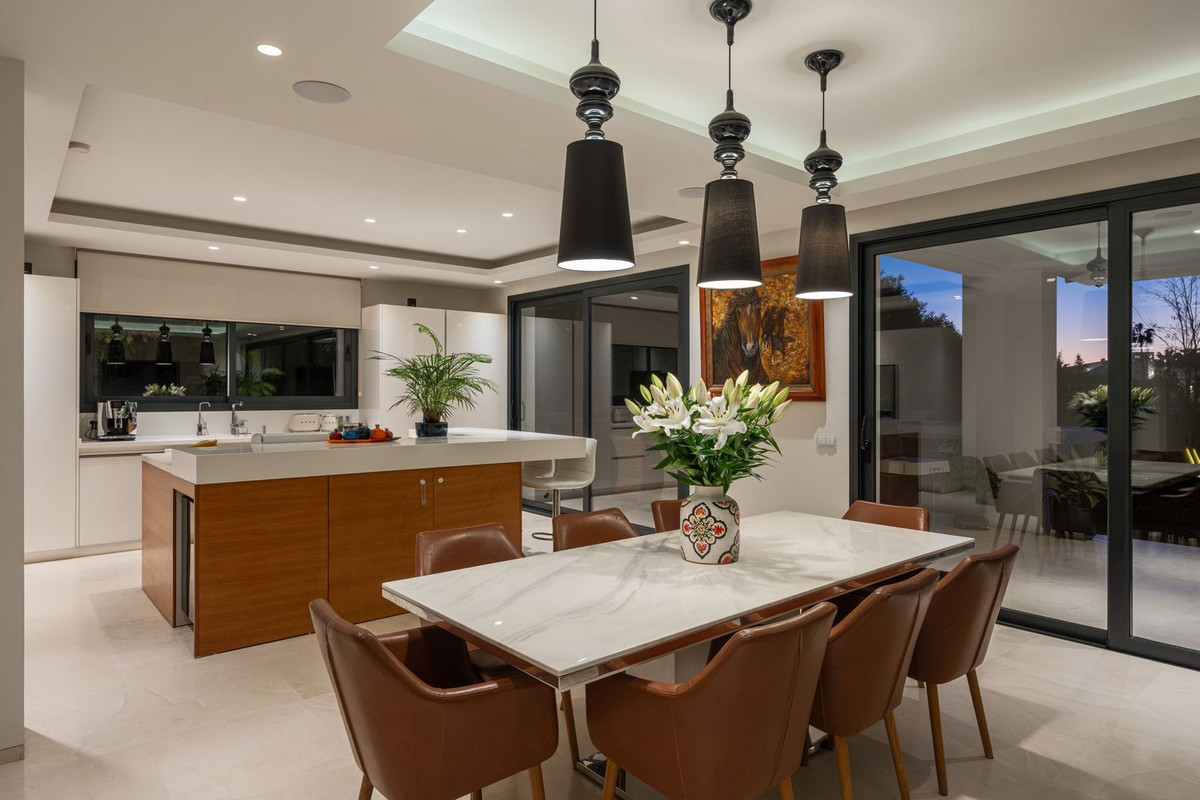 6 Bedroom Villa for Sale in Nueva Andalucía — 8