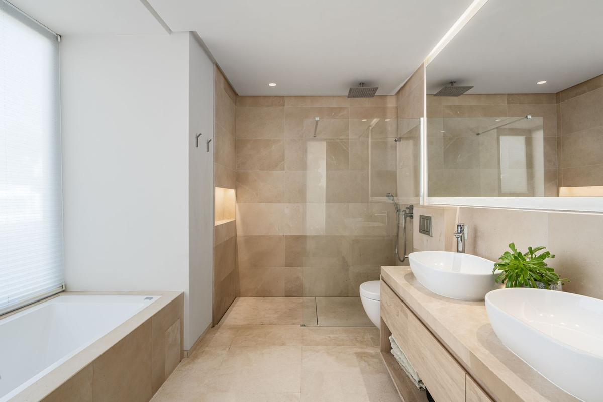 6 Bedroom Villa for Sale in Nueva Andalucía — view 10