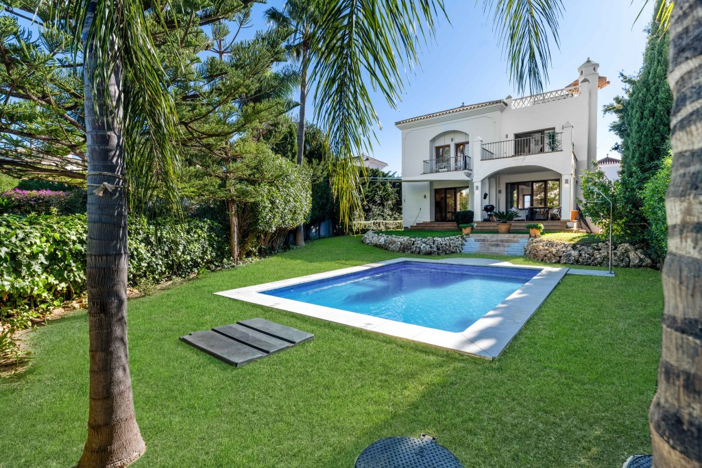 4 Bedroom Villa for Sale in Estepona