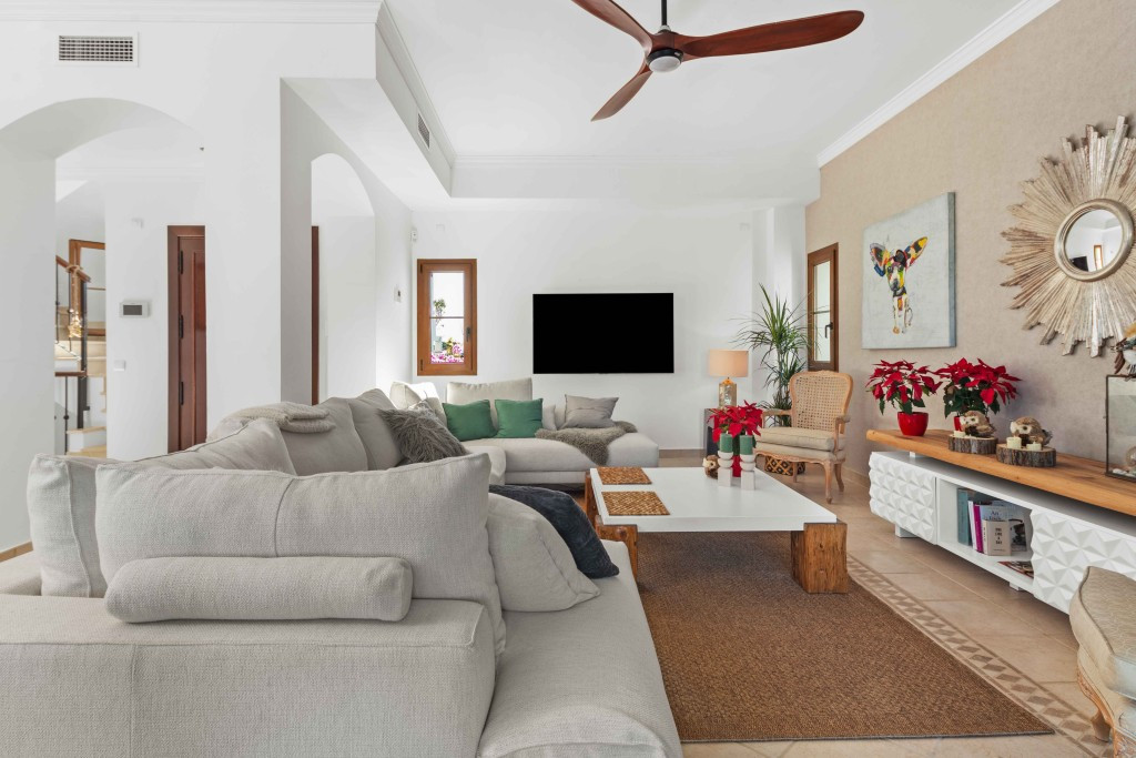 4 Bedroom Villa for Sale in Estepona — 3