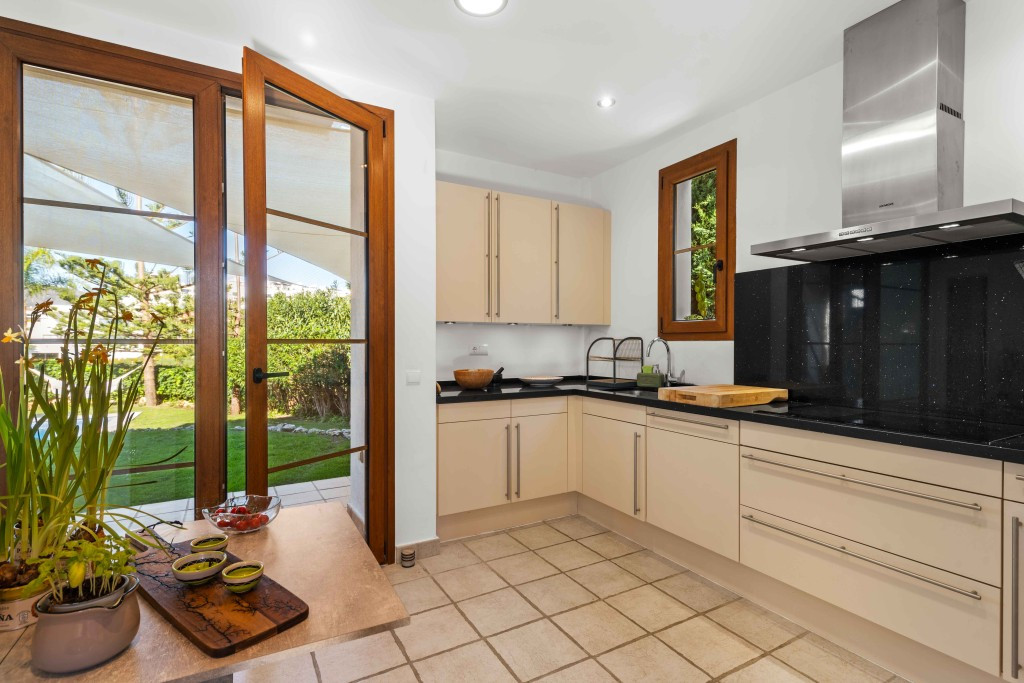 4 Bedroom Villa for Sale in Estepona — 6