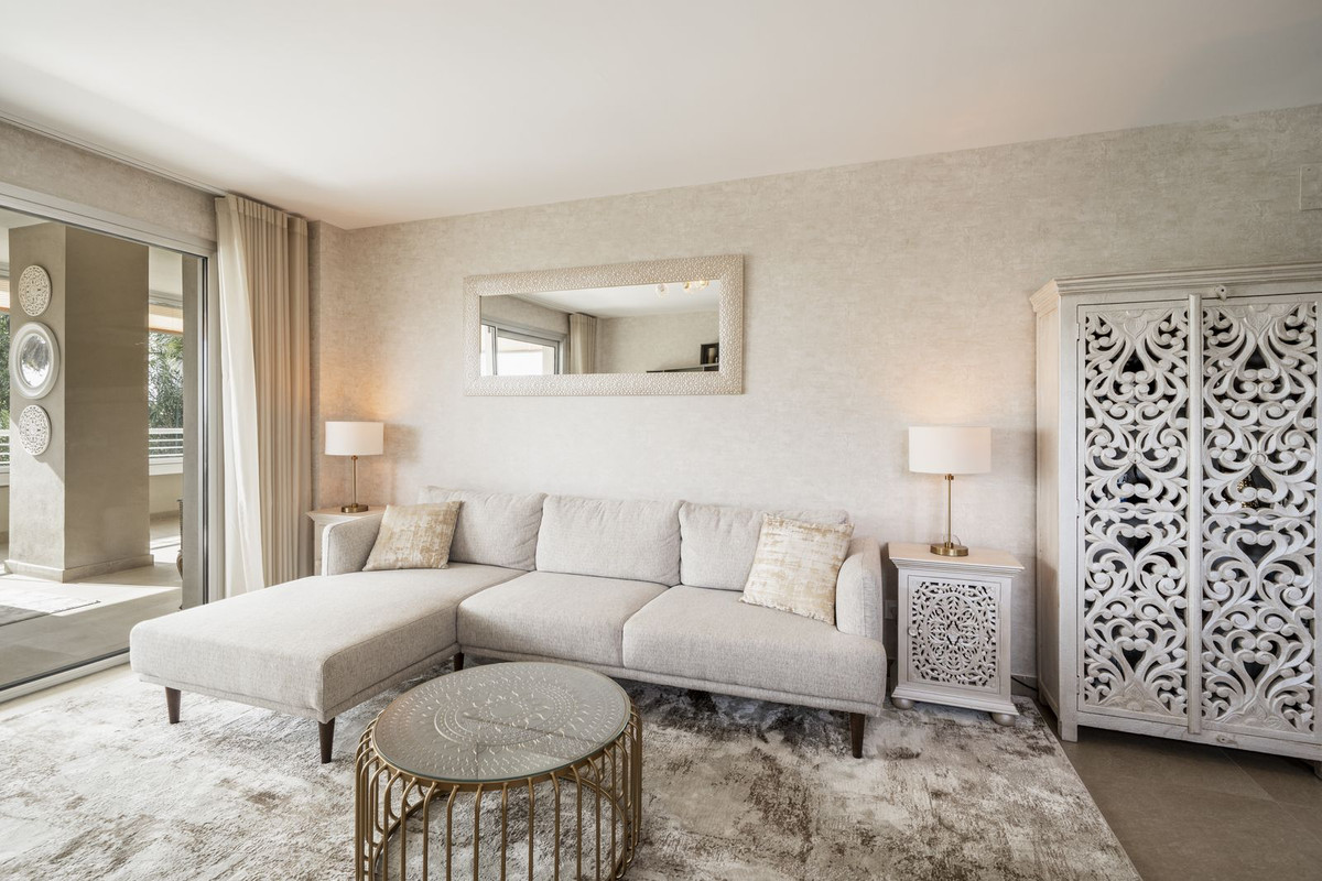 3 Bedroom Apartment for Sale in Estepona — view 10