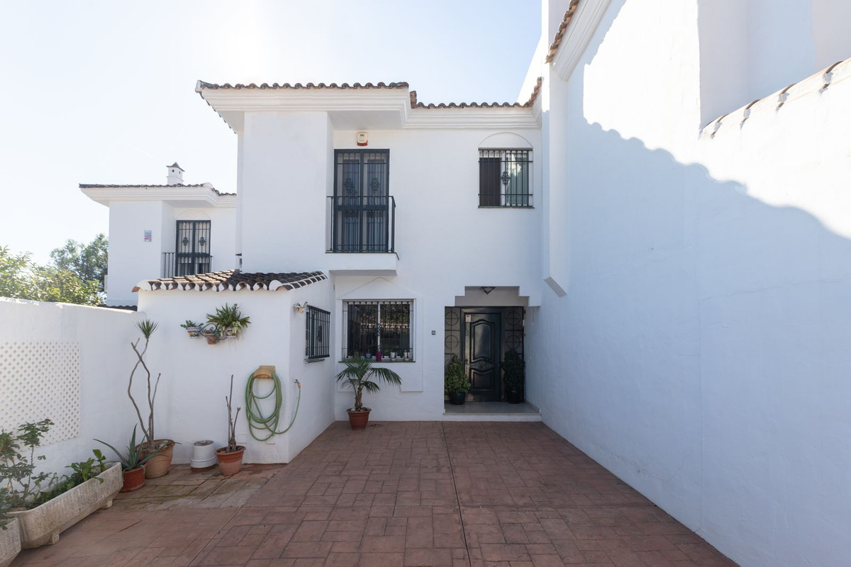 4 Bedroom Villa for Sale in Marbella — 2