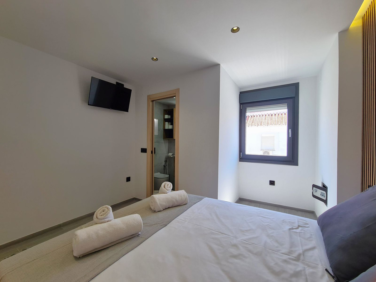 4 Bedroom Apartment for Sale in Estepona — 4