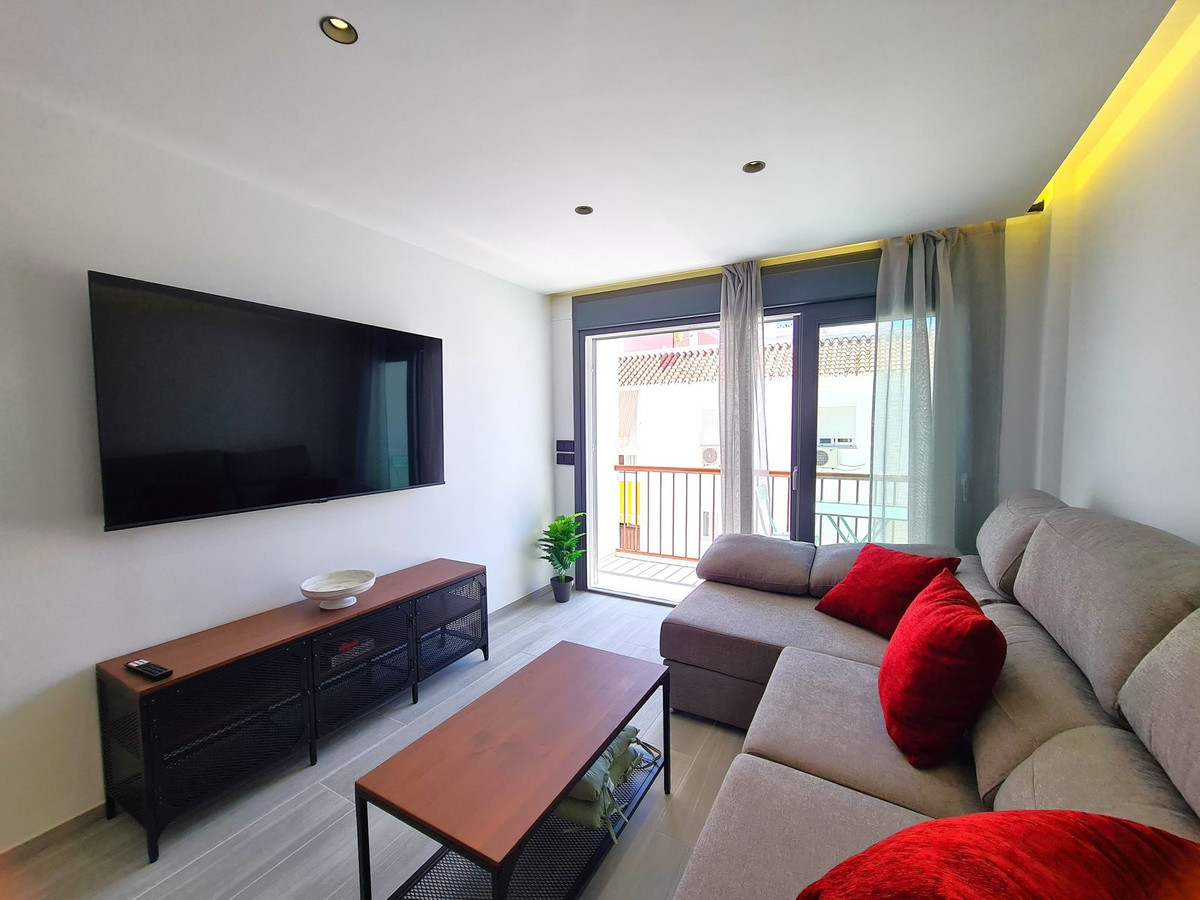 4 Bedroom Apartment for Sale in Estepona — view 10