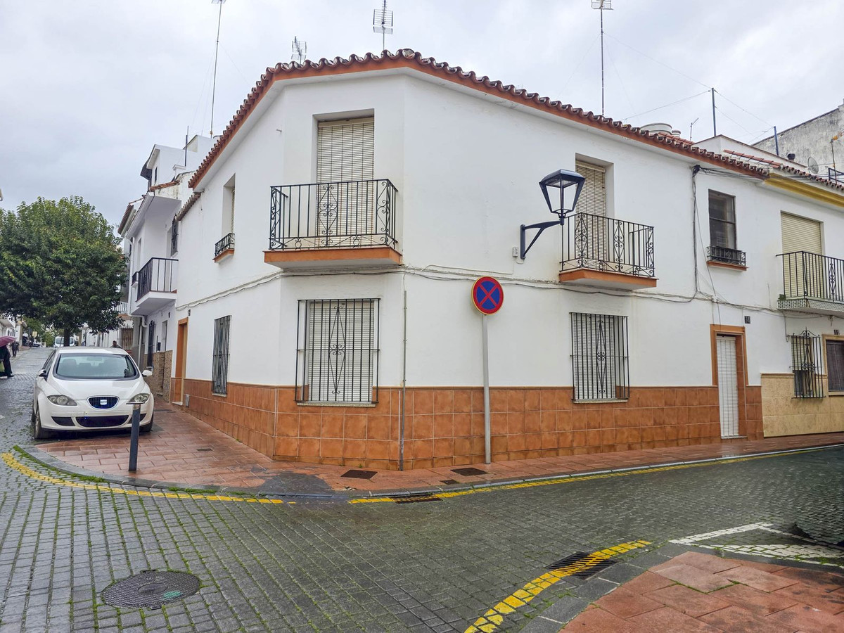 5 Bedroom Villa for Sale in Estepona