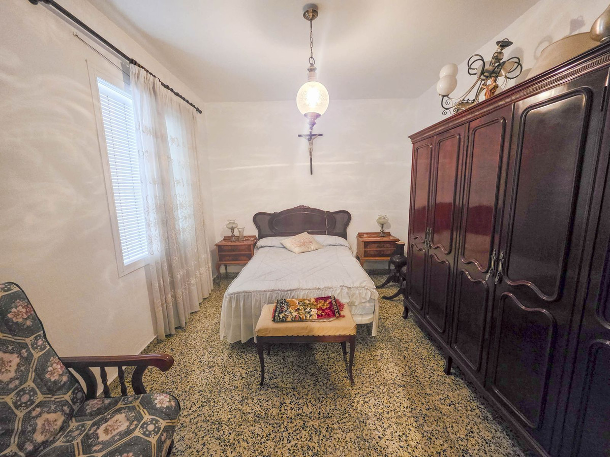5 Bedroom Villa for Sale in Estepona — 5