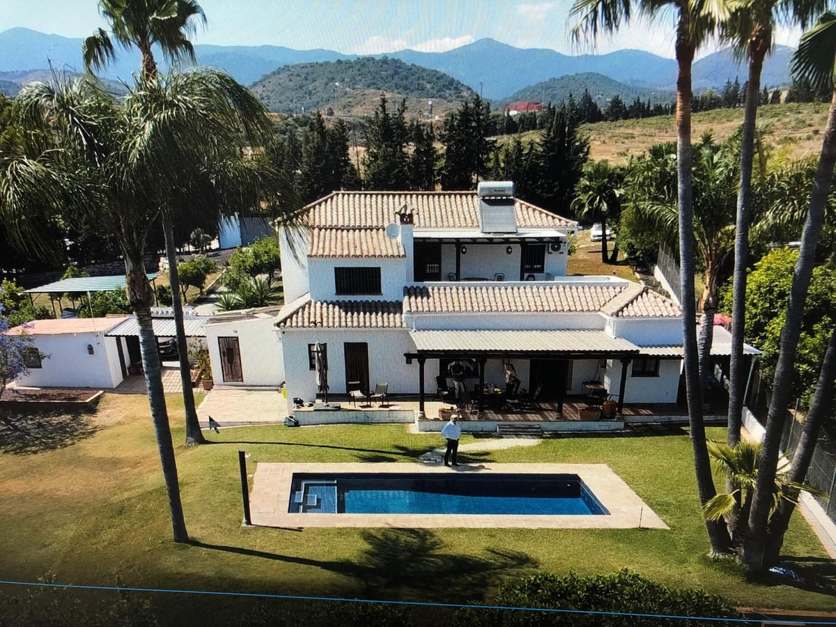 4 Bedroom Villa for Sale in Estepona